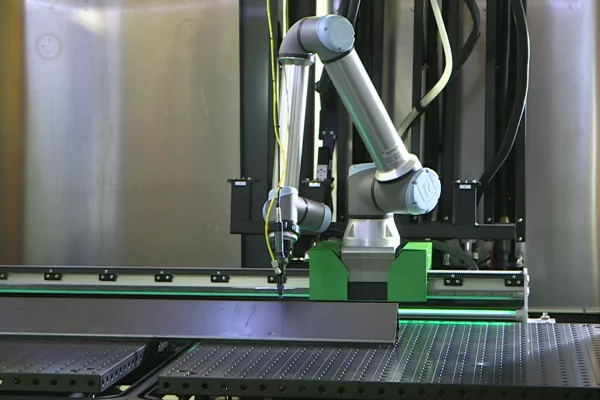 Roboterzelle 4 In einer Roboterzelle steht ein Universal Robots UR10e. Beim kleben eines langen Werkstücks