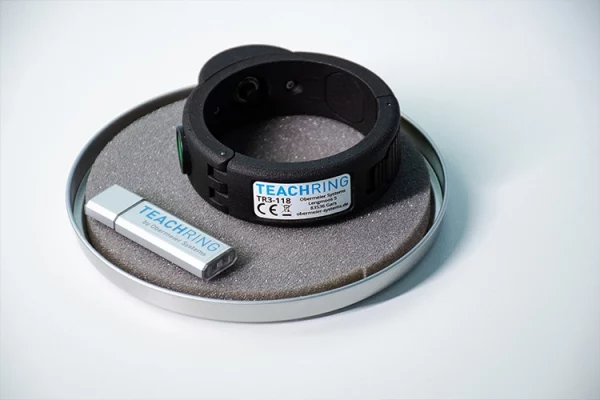 Lieferumfang des Teach-Ring für Universal Robots. Blechdose mit USB-Stick und dem Teach-Ring